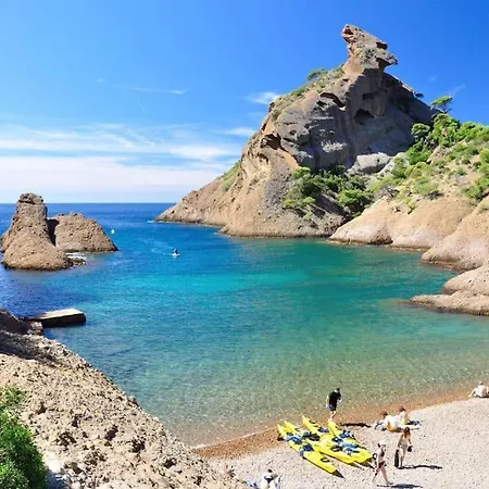 Entre Port Historique Et Calanques